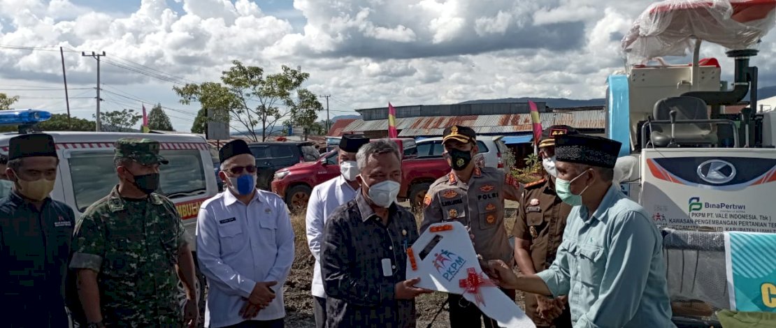 Vale Indonesia Serahkan Alat Mesin Pertanian ke Petani Mahalona 