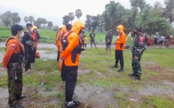 Abaikan Peringatan Warga, Riki Terseret Derasnya Air Sungai Salekoa Batumopang