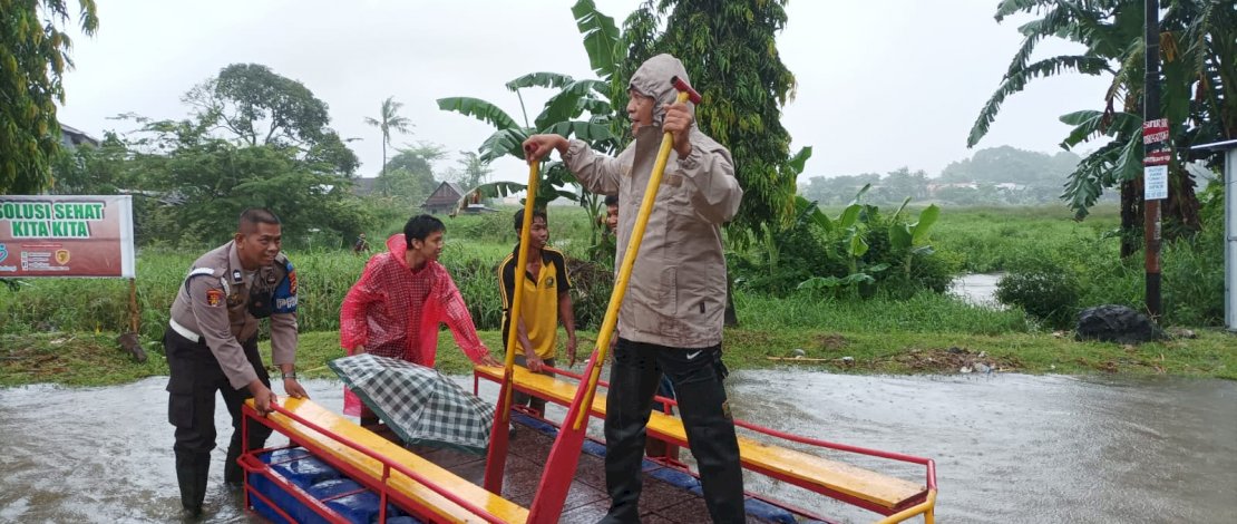 Tim dari Polsek Manggala saat membantu evakuasi warga terdampak banjir/Ist