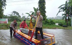 Polsek Manggala Bantu Evakuasi Bayi dan Lansia Terdampak Banjir 