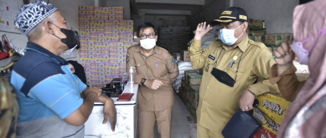 Wakil Bupati Luwu Utara, Suaib Mansur, saat melakukan sidak ke sejumlah pasar tradisional/Ist