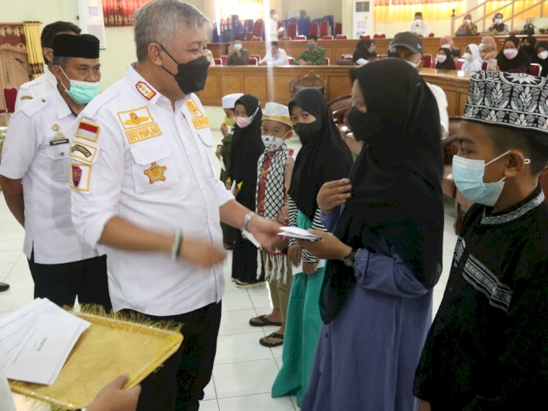 Tepati Janji, Bupati Serahkan Bonus untuk Para Juara MTQ di Pinrang