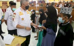 Tepati Janji, Bupati Serahkan Bonus untuk Para Juara MTQ di Pinrang
