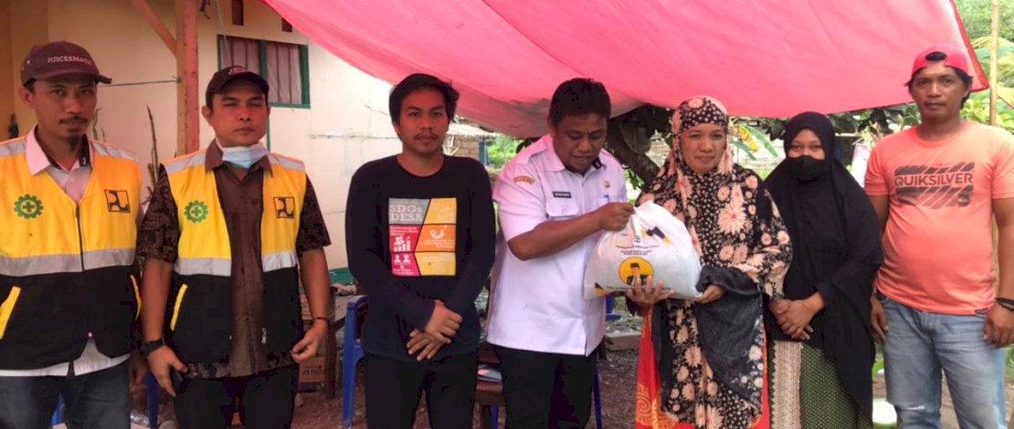 Kepala Dinas Perkim, H Sofyan Thamrin saat menyerahkan bantuan kepada korban kebakaran/ist Kepala Dinas Perkim, H Sofyan Thamrin saat menyerahkan bantuan kepada korban kebakaran/ist