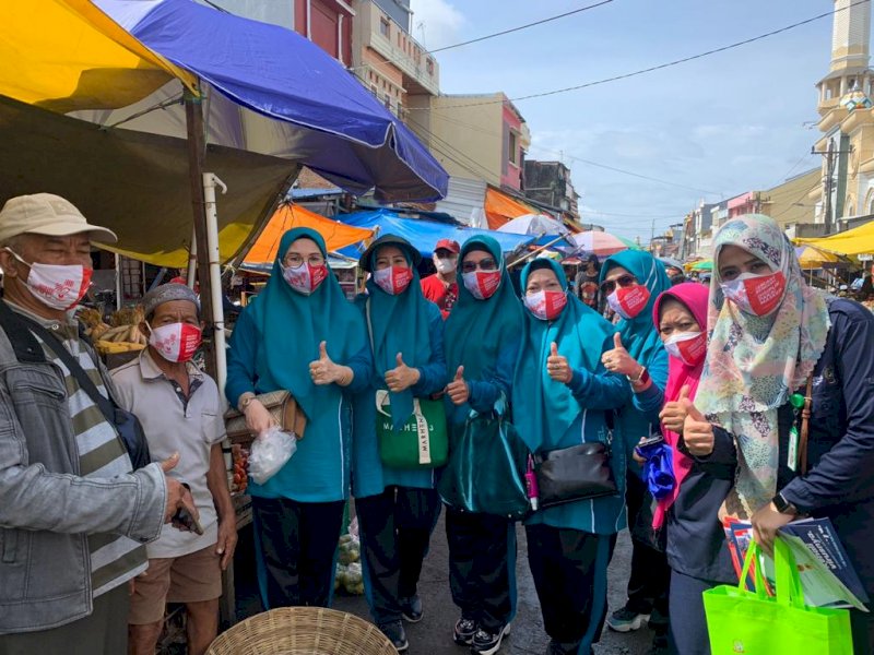 PKK Sulsel Bagikan Masker dan Nasi Kotak di Pasar Tradisional