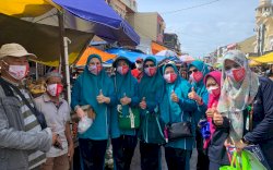 PKK Sulsel Bagikan Masker dan Nasi Kotak di Pasar Tradisional
