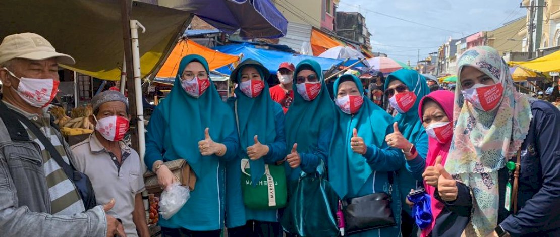 Gelar Jumat Berkah dan Sosialisasi Penggunaan Masker, PKK Sulsel Sasar Pasar Tradisional Gelar Jumat Berkah dan Sosialisasi Penggunaan Masker, PKK Sulsel Sasar Pasar Tradisional