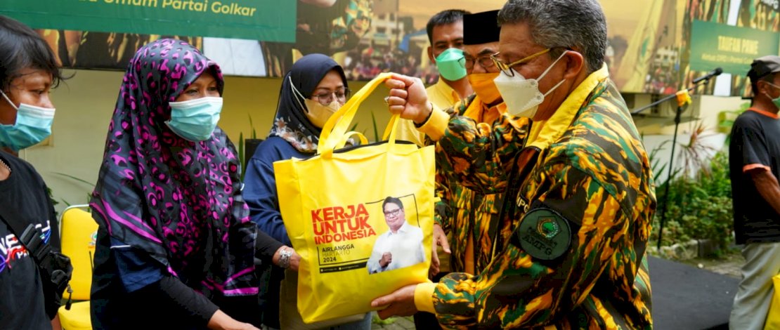 Ketua Golkar Sulsel, Taufan Pawe saat menyerahkan ratusan paket sembako pada perayaan HUT Ke-20 AMPG/Ist