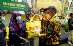Golkar Sulsel Bagikan Minyak Goreng Gratis ke Warga Makassar 