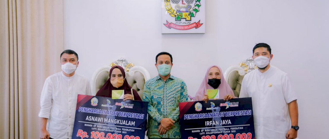 Asnawi Mangkualam dan Irfan Jaya, menerima bonus dari Pemerintah Provinsi (Pemprov) Sulsel/Ist