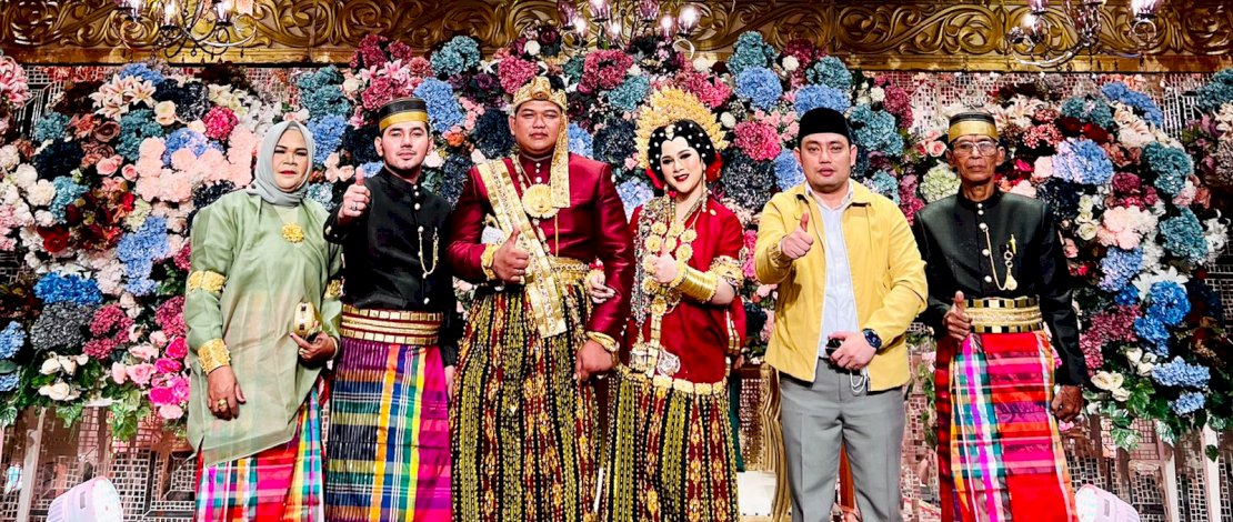 Politisi Partai Persatuan Pembangunan (PPP), H Hardiman J Saing Rewa, menghadiri pernikahan pasangan Sahrah Rahmadani - Oky Candra Tajuk, di Hotel Claro Makassar, Sabtu, 26 Februari 2022.