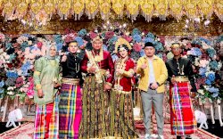 Rela Tunda Perjalanan Dinas, Hardiman Rewa Hadiri Pernikahan Viral Sahrah - Oki