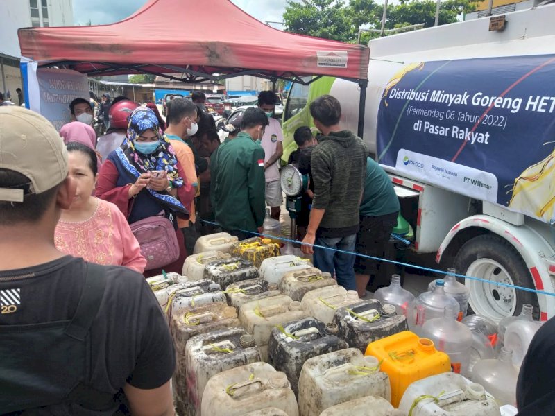 Harga Minyak Goreng Murah, Warga Serbu Pasar Induk Minasamaupa Gowa