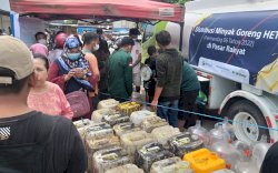 Harga Minyak Goreng Murah, Warga Serbu Pasar Induk Minasamaupa&nbsp;Gowa