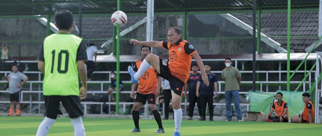 Danny Pomanto saat ikut bermain Futsal di ajang Arsi Fun Soccer (AFS) yang digelar Teknik Unhas.