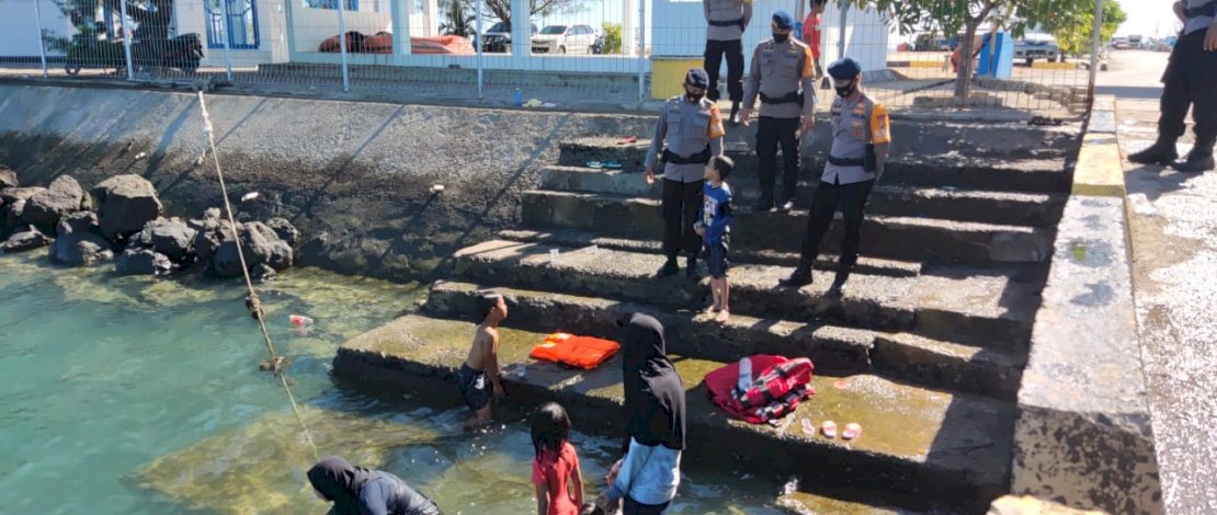 Personel Batalyon C Pelopor Satbrimob Polda Sulsel patroli ke beberapa lokasi wisata dan pusat keramaian di Kota Watampone.