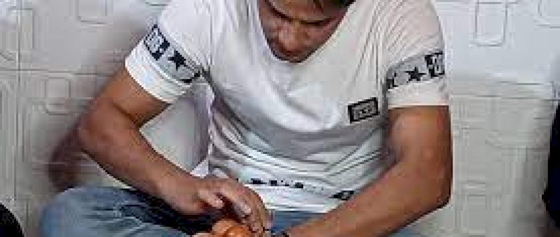 Pria Ini Pecahkan Rekor Seimbangkan 18 Telur