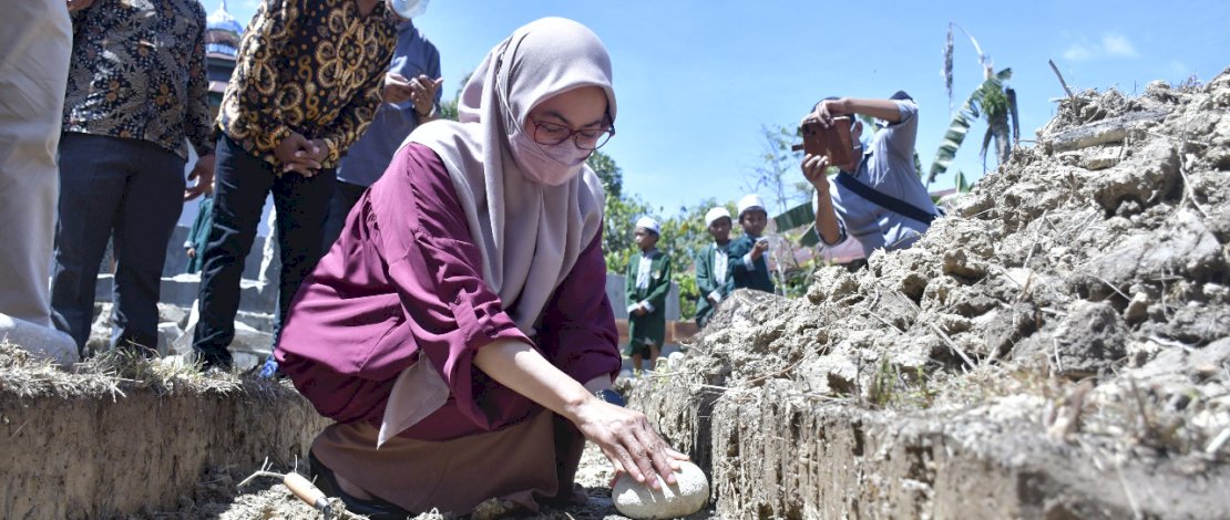 Bupati Luwu Utara, Indah Putri Indriani, meletakkan batu pertama pembangunan Masjid Nurul Muttaqin, di Dusun Landongi, Desa Tandung, Kecamatan Malangke, Senin, 28 Februari 2022.