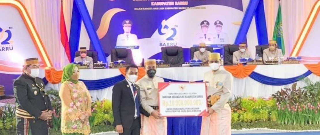 Pelaksana Tugas Gubernur Sulsel, Andi Sudirman Sulaiman, menyerahkan bantuan keuangan sebesar Rp 10 miliar kepada Bupati Barru Suardi Saleh, pada puncak peringatan Hari Jadi Barru, Selasa, 1 Maret 2022. Pelaksana Tugas Gubernur Sulsel, Andi Sudirman Sulaiman, menyerahkan bantuan keuangan sebesar Rp 10 miliar kepada Bupati Barru Suardi Saleh, pada puncak peringatan Hari Jadi Barru, Selasa, 1 Maret 2022.