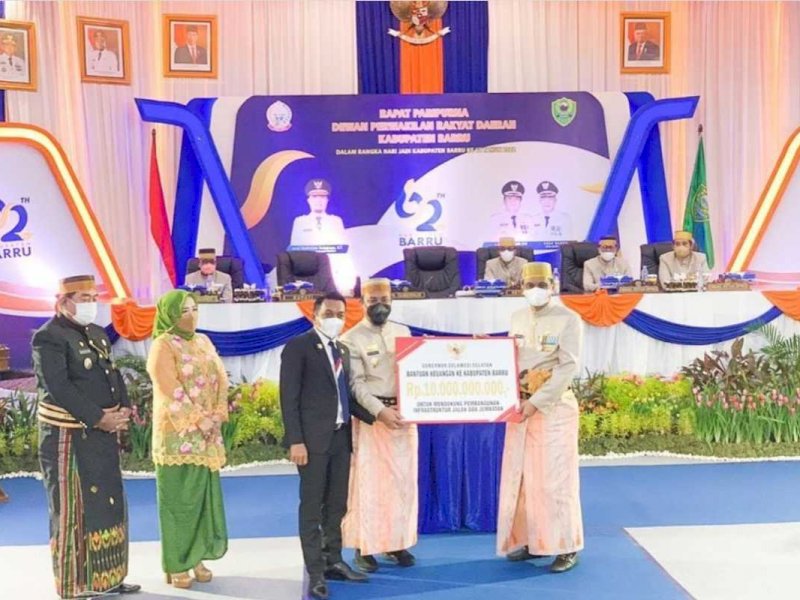 Pemprov Kucurkan Bantuan Keuangan Rp 10 Miliar di Hari Jadi Barru