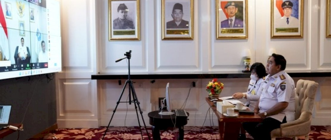 Sekretaris Daerah Provinsi Sulsel, Abdul Hayat Gani, mengikuti rapat virtual dengan agenda Asistensi Usulan Rencana Pendirian BUMD Participating Interest, dari Baruga Lounge Kantor Gubernur, Rabu, 2 Maret 2022.