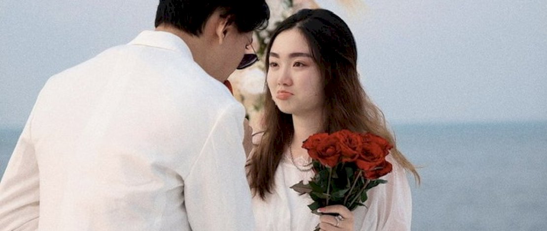 Indra Kenz saat melamar pacaranya, Vanessa beberapa waktu lalu.