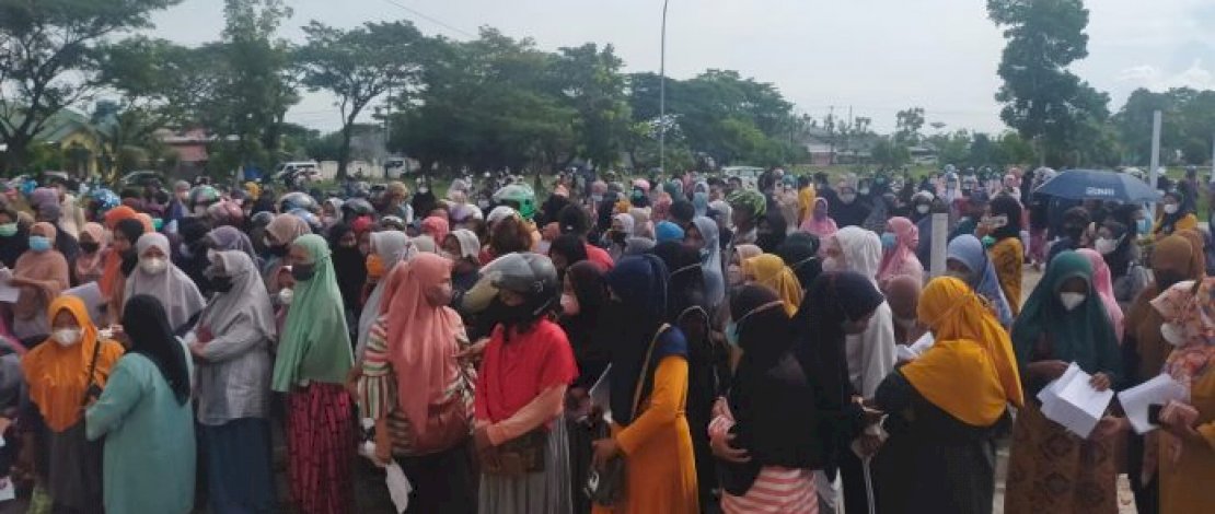 Ibu-ibu yang mengantri minyak goreng dalam operasi pasar yang dilakukan Dinas Perdagangan (Disdag) Palopo/Ist Ibu-ibu yang mengantri minyak goreng dalam operasi pasar yang dilakukan Dinas Perdagangan (Disdag) Palopo/Ist