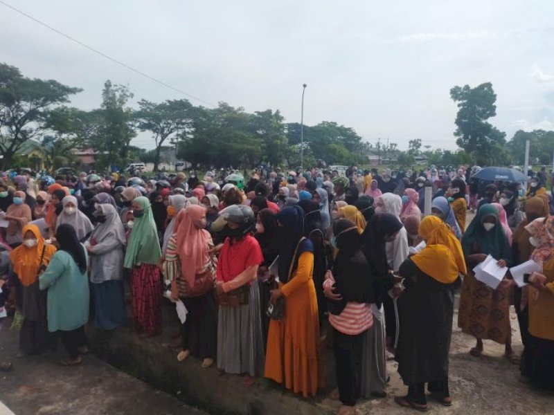 Warga Antri Berjam-jam, Operasi Pasar Disdag Palopo Malah Dibatalkan