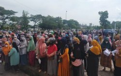 Warga Antri Berjam-jam, Operasi Pasar Disdag Palopo Malah Dibatalkan