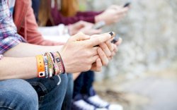 Waktu di Media Sosial Punya Kaitan dengan Gangguan Tic pada Remaja