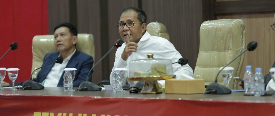 Wali Kota Makassar Moh Ramdhan &ldquo;Danny&rdquo; Pomanto turut memeriahkan rangkaian acara Ikatan Alumni Universitas Hasanuddin Makassar pada temu ilmiah nasional yang di gelar di aula Prof Dr Baharuddin Lopa Fakultas Hukum Unhas, Kamis (3/3/2022).