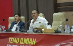 Hadiri Temu Ilmiah Nasional IKA Unhas, Danny Pomanto Gaungkan Sombere&rsquo; Smart City 