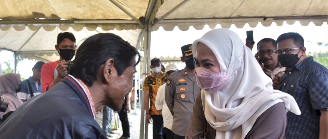 Bupati Luwu Utara Indah Putri Indriani Serahkan 72 Unit Hunian Tetap ke Penyintas Banjir