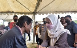 Bupati Luwu Utara Indah Putri Indriani Serahkan 72 Unit Hunian Tetap ke Penyintas Banjir