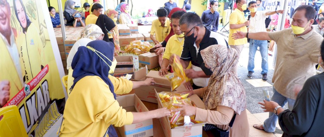 DPD II Golkar Makassar menggelar pasar murah rakyat/Ist