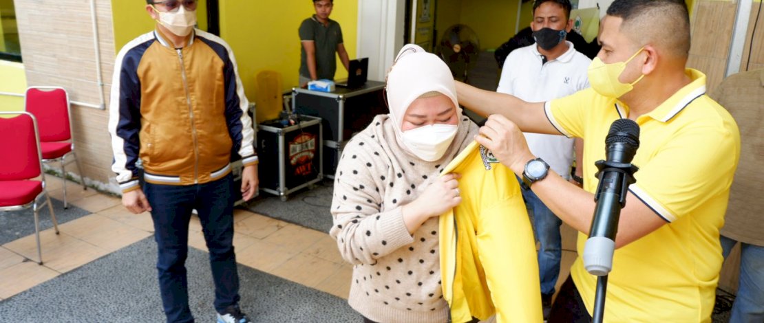 Ketua DPD II Partai Golkar Kota Makassar H. Munafri Arifuddin atau Appi menyematkan jaket kuning ke Faradillah Farid Husain /Ist