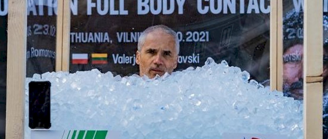 "Saya Terbiasa Kena Flu," Pria Polandia Pecahkan Rekor Berendam Es 3 Jam Lebih