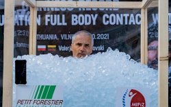 "Saya Terbiasa Kena Flu," Pria Polandia Pecahkan Rekor Berendam Es 3 Jam Lebih