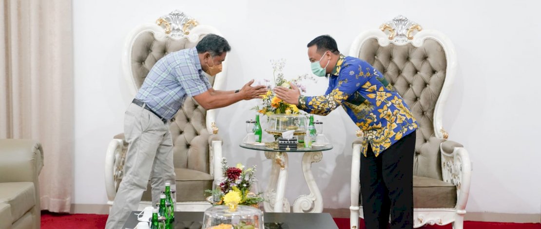 Pelaksana Tugas Gubernur Sulawesi Selatan, Andi Sudirman Sulaiman menerima kunjungan Plt Bupati Penajem Paser Utara, Hamdan Pongrewa di Rujab Wagub Sulsel, Sabtu (5/3/2022)/Ist
