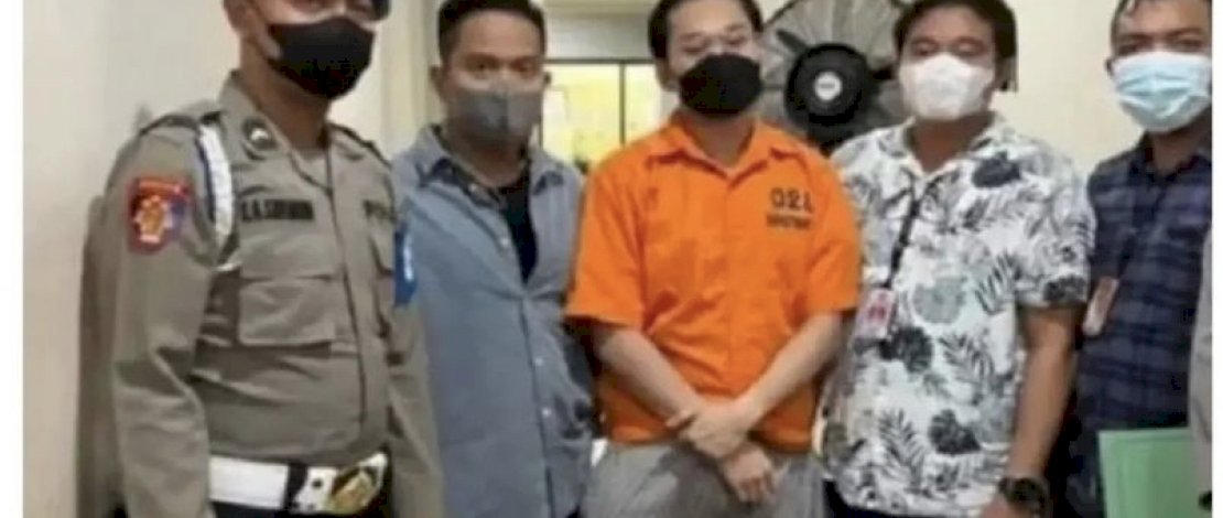 Potret Indra Kenz saat ditahan polisi.