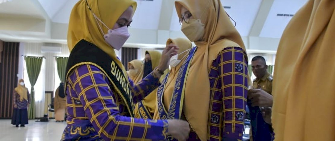 Bupati Luwu Utara (Lutra), Indah Putri Indriani, mengukuhkan Bunda PAUD Kecamatan se Kabupaten Lutra, di Aula Lagaligo, Senin, 7 Maret 2022. 