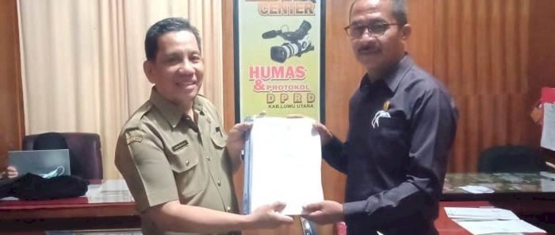 Kabag Pemerintahan, Akram Risa, sebagai perwakilan Pemda, menyerahkan dokumen setebal 295 halaman tersebut kepada Ketua DPRD, Basir.
