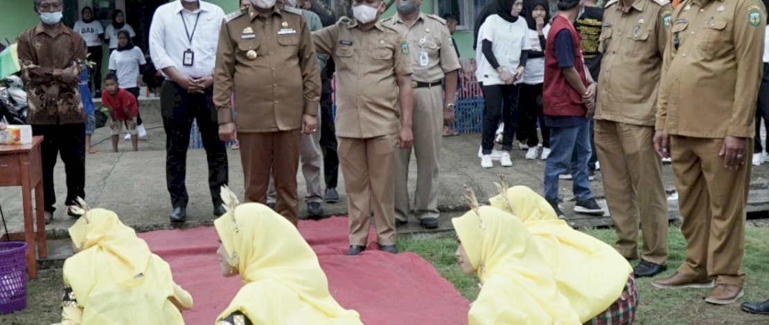 Bupati Luwu, Dr H Basmin Mattayang secara resmi membuka acara Pesta Panen masyarakat di Lapangan Sepakbola Desa Babang Kecamatan Larompong Selatan, Senin (7/3/2022)
