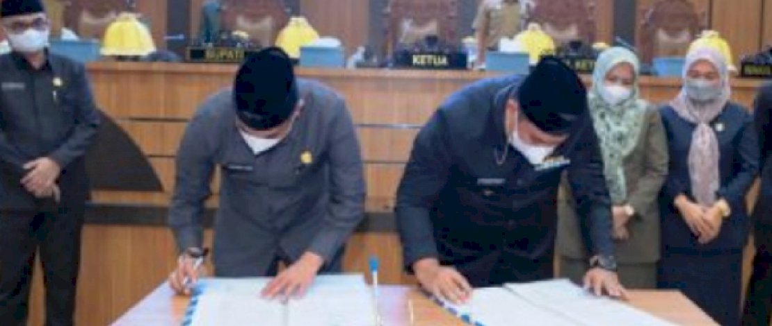 Paripurna DPRD Kabupaten Maros, Bupati Chaidir dan Ketua DPRD Sahkan Dua Perda