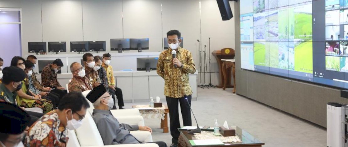 Wakil Presiden RI, Ma'ruf Amin, menggunakan layanan Agriculture War Room (AWR) dan terhubung ke ribuan penyuluh dan petani di seluruh Indonesia, Selasa, 8 Maret 2022.