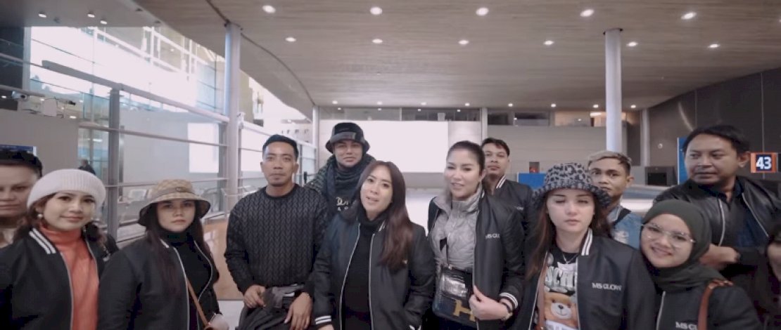 Rombongan artis dan influencer yang ikut MS Glow di Paris Fashion Week. Rombongan artis dan influencer yang ikut MS Glow di Paris Fashion Week.
