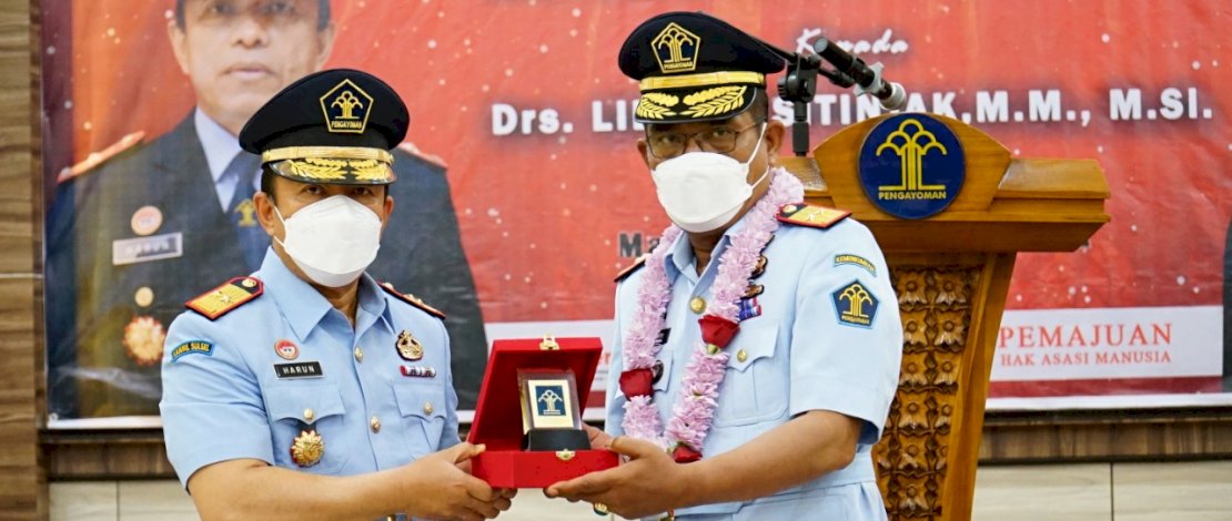  Serah terima jabatan (Sertijab) dari Kakanwil Harun Sulianto kepada  Kakanwil yang baru Liberti Sitinjak di Aula Kanwil, Selasa(8/3).

