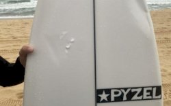 Peselancar di Australias Ditabrak Hiu, Papan Selancar Digigit