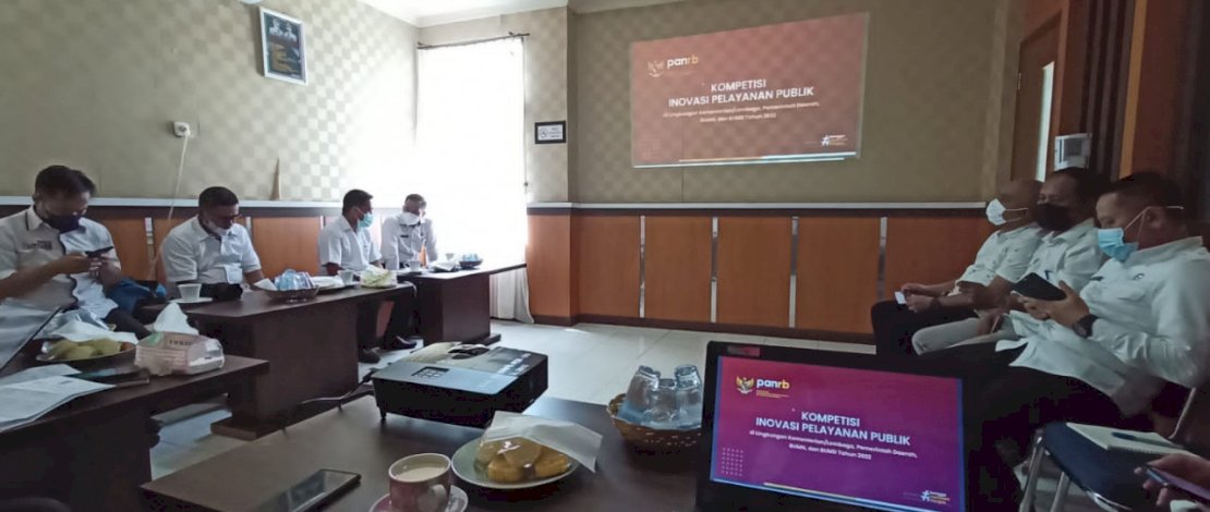 Rapat dipimpin Asisten III Eka Rusli, dan diikuti Kabag Organisasi Muhammad Hadi, Tim Pelaksana Warkop Indah, serta para inovator/Ist
