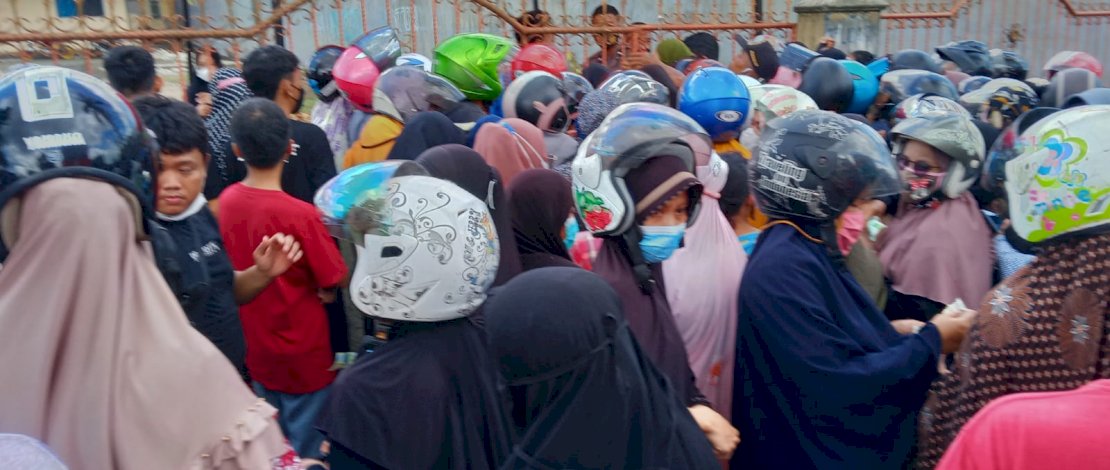 Ratusan warga mengantre untuk mendapatkan minyak goreng di Jalan HOS Cokroamonoto, Kelurahan Macege, Kecamatan Tanete Riattang Barat Bone/Ist